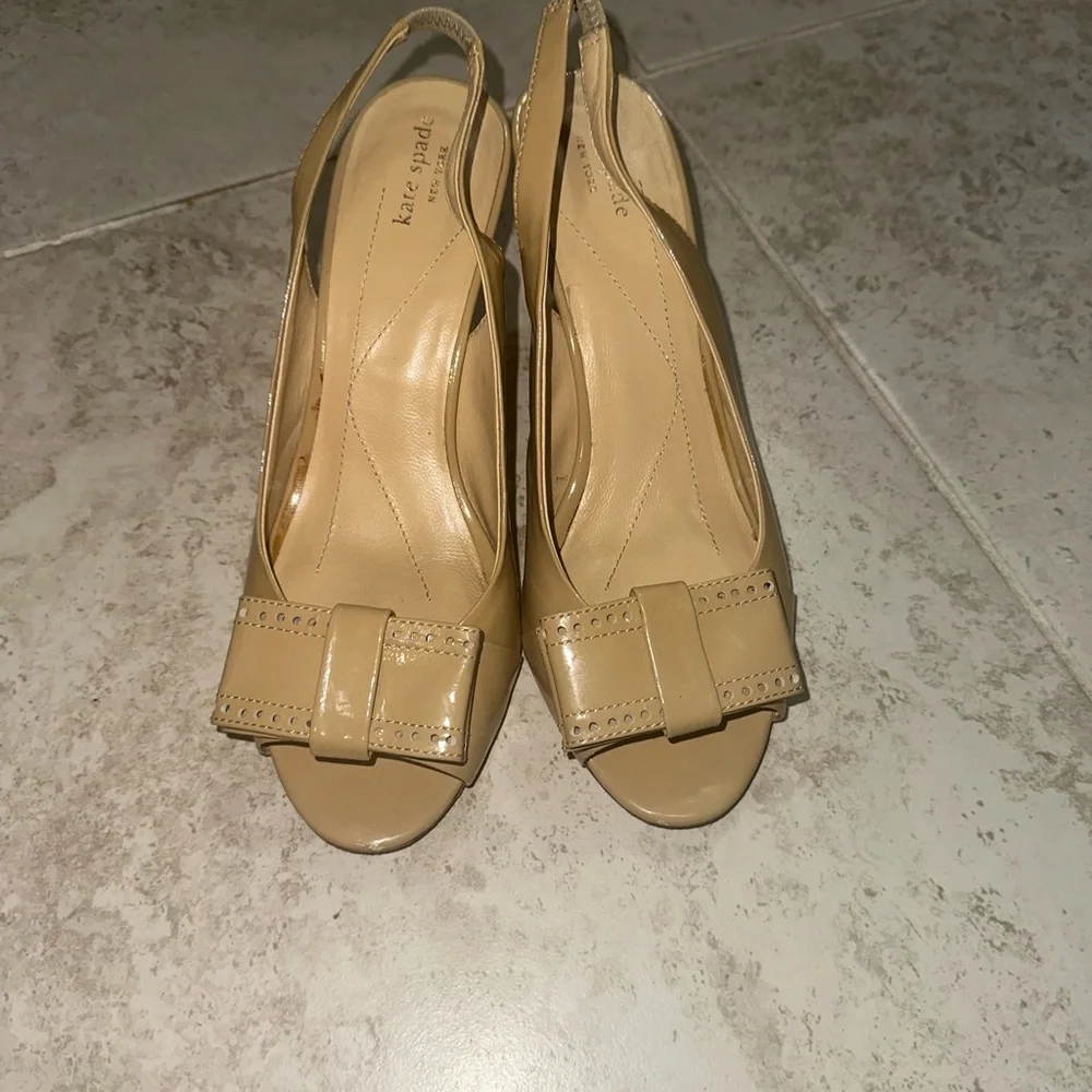 Kate‎ Spade Women's Tan Patent Leather Slingback Bow Open Toe Stiletto Heels 8
